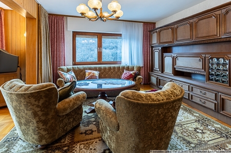 Erh�hte Lage: Gepflegtes Wohnhaus mit Aussicht und zwei Garagen