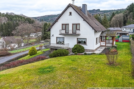 Erh�hte Lage: Gepflegtes Wohnhaus mit Aussicht und zwei Garagen