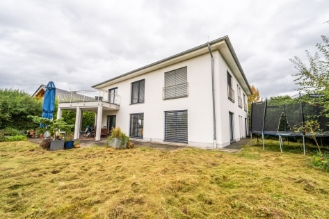 Exklusive und gro�z�gige Stadtvilla mit sonnigem Grundst�ck und Doppelgarage in Rheinbrohl!