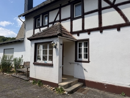 Fachwerkhaus mit Garage und Garten in Schalkenbach