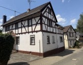 Fachwerkhaus mit Garage und Garten in Schalkenbach