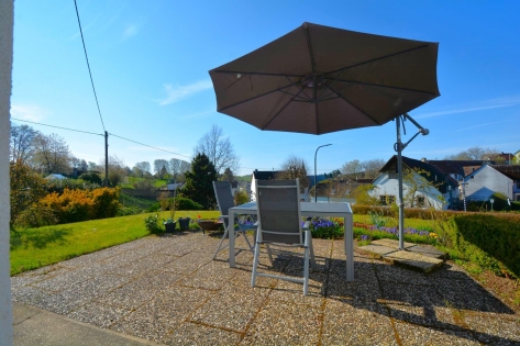 Freistehendes Einfamilienhaus mit Terrasse, Garten, Garage und Aussicht