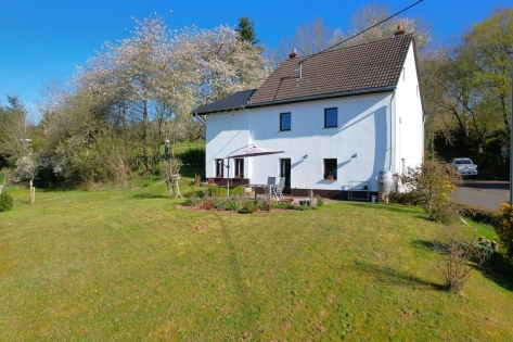 Freistehendes Einfamilienhaus mit Terrasse, Garten, Garage und Aussicht