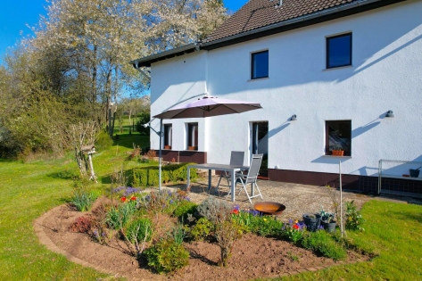Freistehendes Einfamilienhaus mit Terrasse, Garten, Garage und Aussicht