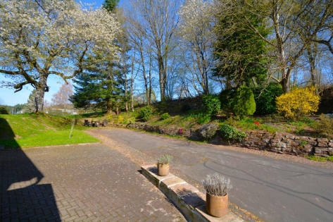 Freistehendes Einfamilienhaus mit Terrasse, Garten, Garage und Aussicht