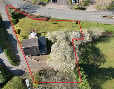 Freistehendes Einfamilienhaus mit Terrasse, Garten, Garage und Aussicht