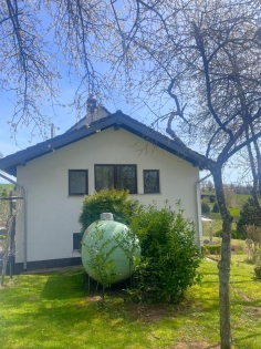 Freistehendes Einfamilienhaus mit Terrasse, Garten, Garage und Aussicht