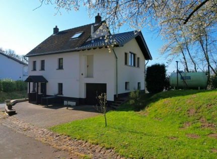 Freistehendes Einfamilienhaus mit Terrasse, Garten, Garage und Aussicht