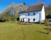 Freistehendes Einfamilienhaus mit Terrasse, Garten, Garage und Aussicht