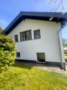 Freistehendes Einfamilienhaus mit Terrasse, Garten, Garage und Aussicht