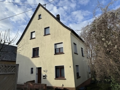 Freistehendes Einfamilienhaus mit gerumiger Scheune und groem Grundstck in Dattenberg