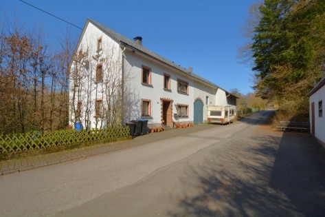 Freistehendes Haus mit Scheune, Stallungen, Garagen und Nebengebude auf groem Grundstck