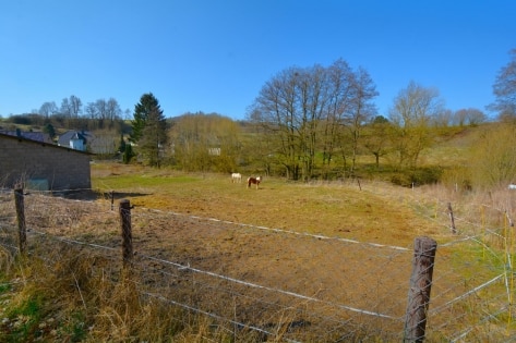 Freistehendes Haus mit Scheune, Stallungen, Garagen und Nebengebude auf groem Grundstck