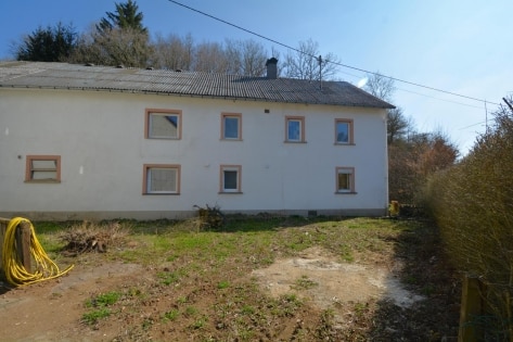 Freistehendes Haus mit Scheune, Stallungen, Garagen und Nebengebude auf groem Grundstck