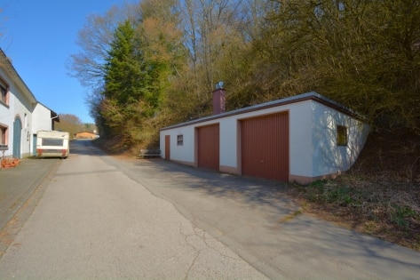 Freistehendes Haus mit Scheune, Stallungen, Garagen und Nebengebude auf groem Grundstck