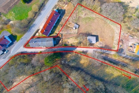 Freistehendes Haus mit Scheune, Stallungen, Garagen und Nebengebude auf groem Grundstck
