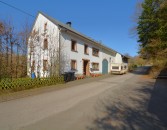 Freistehendes Haus mit Scheune, Stallungen, Garagen und Nebengebude auf groem Grundstck