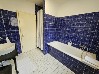 Freistehendes Zweifamilienhaus und Garage in ruhiger Lage