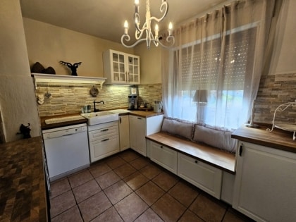 Freistehendes Zweifamilienhaus und Garage in ruhiger Lage