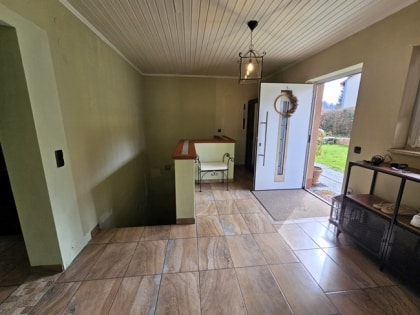 Freistehendes Zweifamilienhaus und Garage in ruhiger Lage