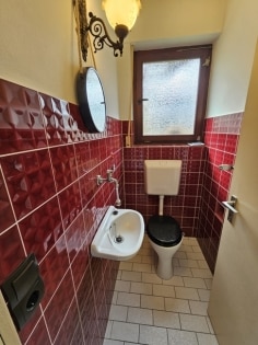 Freistehendes Zweifamilienhaus und Garage in ruhiger Lage