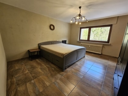 Freistehendes Zweifamilienhaus und Garage in ruhiger Lage