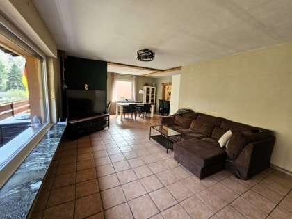 Freistehendes Zweifamilienhaus und Garage in ruhiger Lage