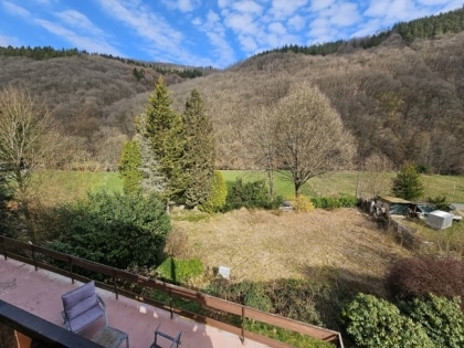 Freistehendes Zweifamilienhaus und Garage in ruhiger Lage