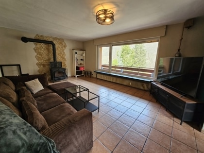 Freistehendes Zweifamilienhaus und Garage in ruhiger Lage