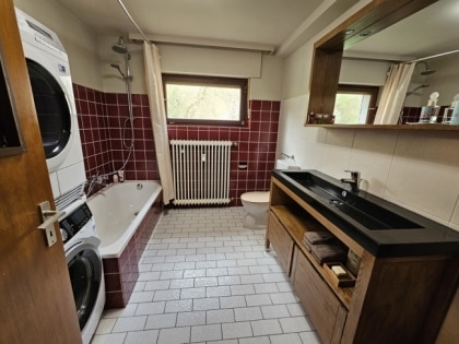 Freistehendes Zweifamilienhaus und Garage in ruhiger Lage