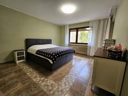 Freistehendes Zweifamilienhaus und Garage in ruhiger Lage