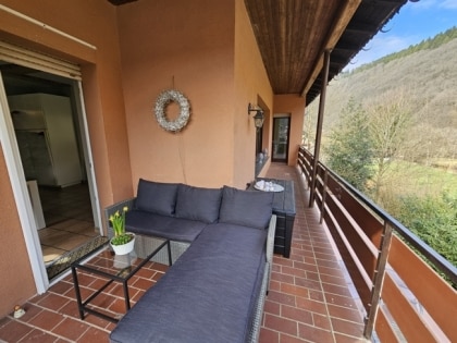 Freistehendes Zweifamilienhaus und Garage in ruhiger Lage