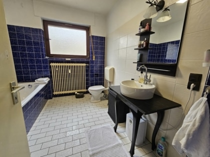 Freistehendes Zweifamilienhaus und Garage in ruhiger Lage