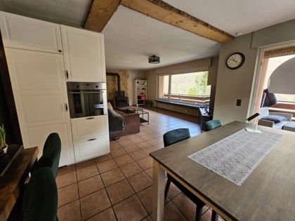 Freistehendes Zweifamilienhaus und Garage in ruhiger Lage