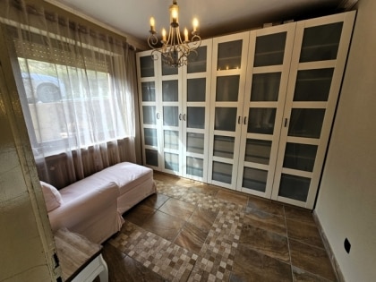 Freistehendes Zweifamilienhaus und Garage in ruhiger Lage