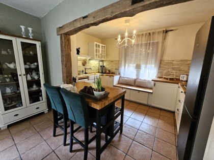 Freistehendes Zweifamilienhaus und Garage in ruhiger Lage