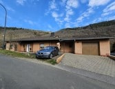 Freistehendes Zweifamilienhaus und Garage in ruhiger Lage