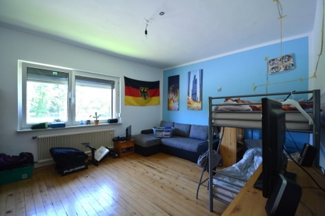 Freistehendes, gerumiges Haus mit 2 Wohneinheiten, 3 Garagen, berdachter Terrasse und Garten