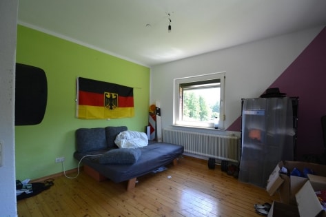 Freistehendes, gerumiges Haus mit 2 Wohneinheiten, 3 Garagen, berdachter Terrasse und Garten