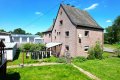 Freistehendes, gerumiges Haus mit 2 Wohneinheiten, 3 Garagen, berdachter Terrasse und Garten