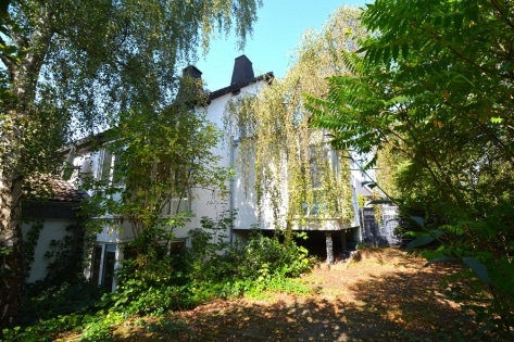 Freistehendes, gerumiges Wohnhaus mit Garage, Terrasse und schnem Garten