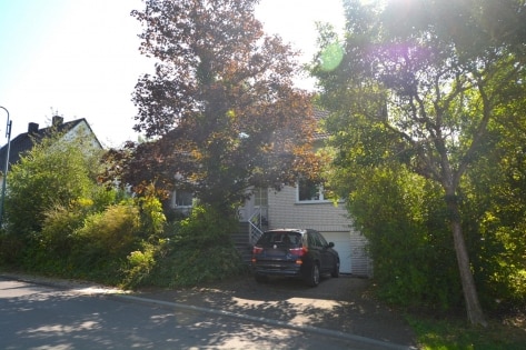 Freistehendes, gerumiges Wohnhaus mit Garage, Terrasse und schnem Garten