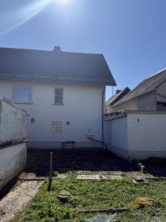 Gepflegtes Einfamilienwohnhaus mit einem angrenzenden Altbau in ruhiger Wohnlage