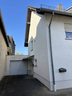 Gepflegtes Einfamilienwohnhaus mit einem angrenzenden Altbau in ruhiger Wohnlage