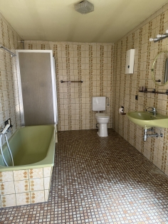 Gepflegtes Einfamilienwohnhaus mit einem angrenzenden Altbau in ruhiger Wohnlage