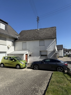 Gepflegtes Einfamilienwohnhaus mit einem angrenzenden Altbau in ruhiger Wohnlage