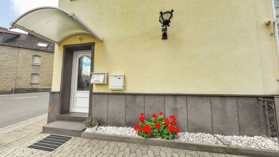 Gepflegtes Zweifamilienhaus mit viel Platz und vielseitigen Nutzungsm�glichkeiten in Ettringen