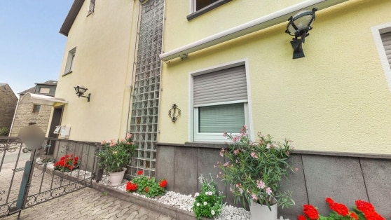 Gepflegtes Zweifamilienhaus mit viel Platz und vielseitigen Nutzungsm�glichkeiten in Ettringen