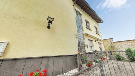 Gepflegtes Zweifamilienhaus mit viel Platz und vielseitigen Nutzungsm�glichkeiten in Ettringen