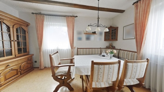 Gepflegtes Zweifamilienhaus mit viel Platz und vielseitigen Nutzungsm�glichkeiten in Ettringen
